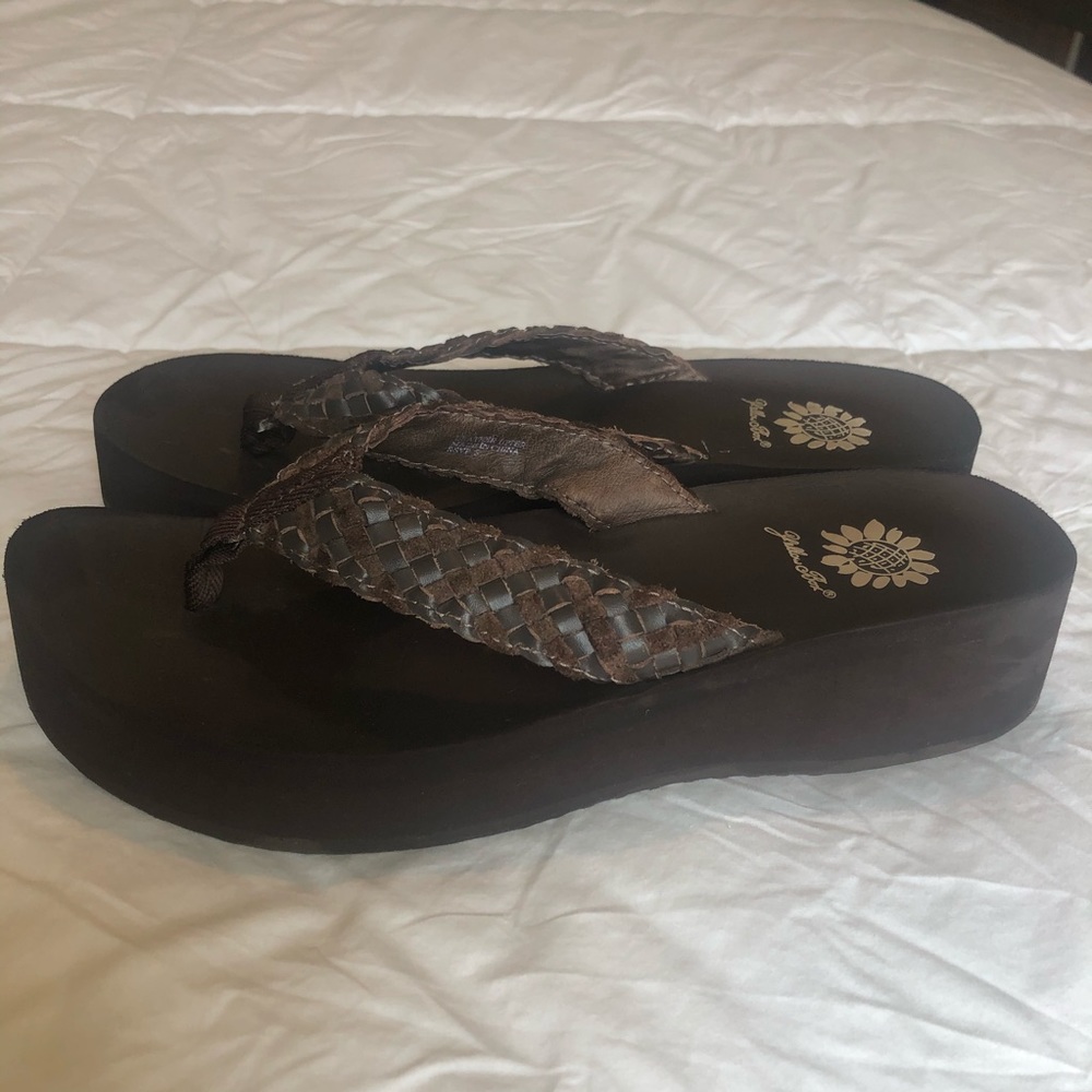 EUC•Yellow Box Flip-flops•Women’s Sz8